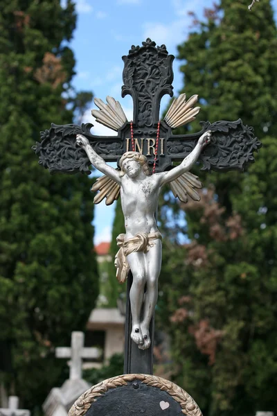 Crucifijo en un cementerio — Foto de Stock