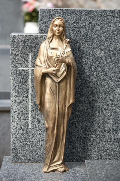 Gyllene staty av Jungfru Maria — Stockfoto