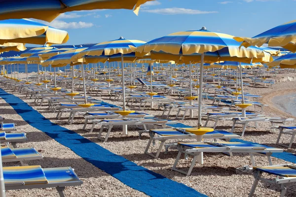 Spiaggia con linee di ombrelloni perfettamente parallele — Foto Stock