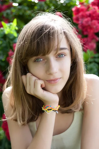 Retrato de uma adolescente no jardim de flores — Fotografia de Stock