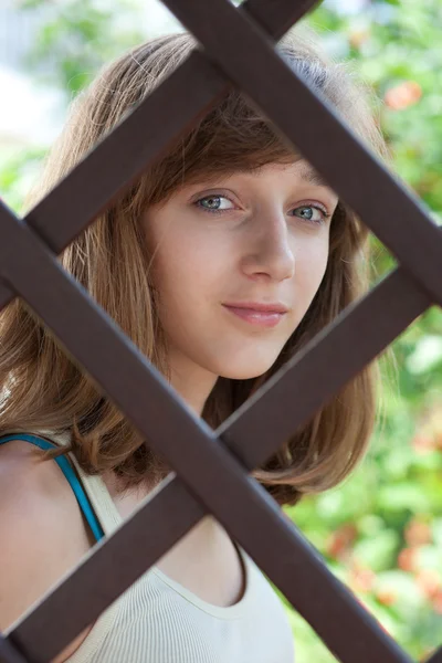 Egy gyönyörű tizenéves lány portréja — Stock Fotó