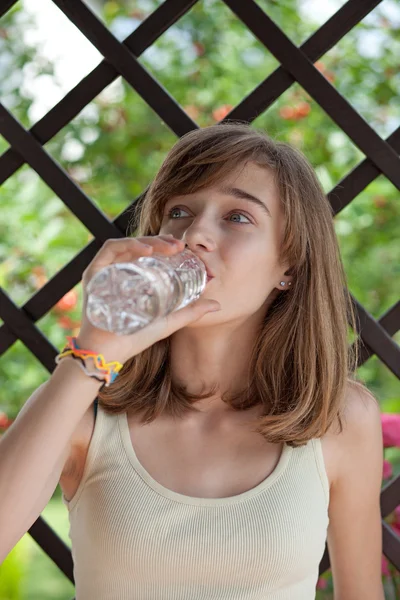 Dospívající dívka pitnou vodu z láhve — Stock fotografie