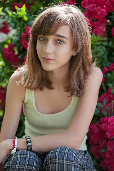 Egy tizenéves lány a rózsakert portréja — Stock Fotó