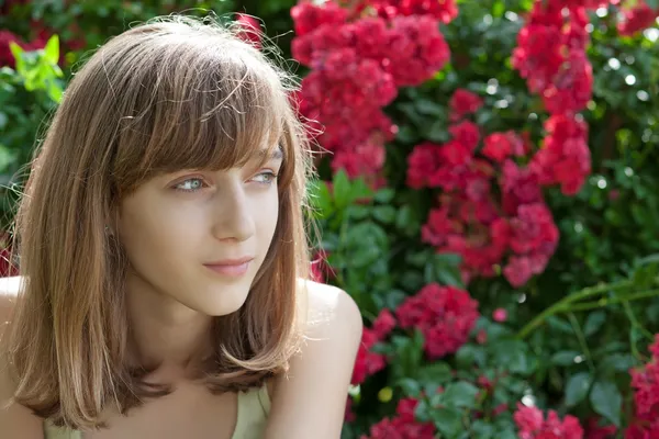 Retrato de uma adolescente no jardim de rosas — Fotografia de Stock