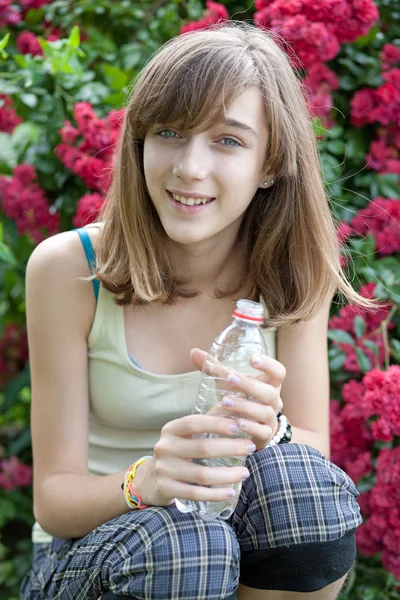 Tonårsflicka med flaska vatten — Stockfoto