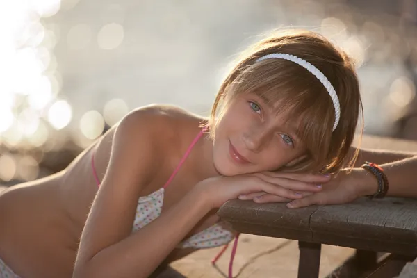 Tonårig flicka vilar på en trappa vid havet — Stockfoto