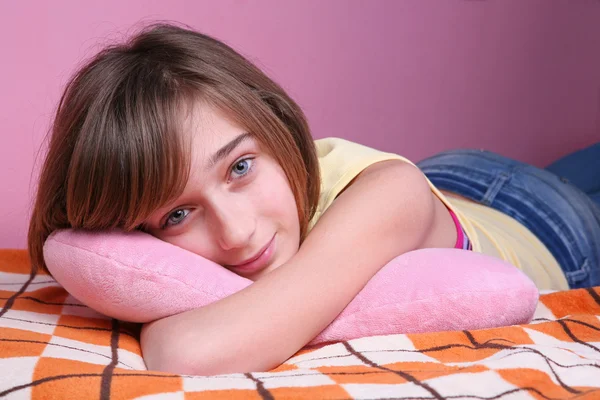 Девочка-подросток отдыхает на кровати — стоковое фото