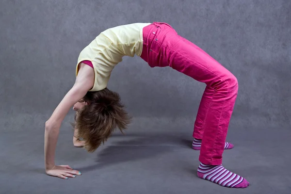 Teenage girl stretching — Stock Photo, Image
