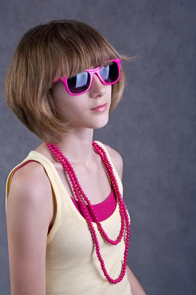 Chica adolescente con gafas de sol — Foto de Stock