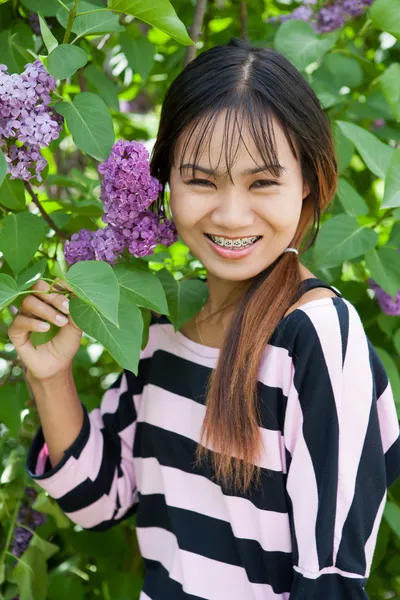 Thajská žena s rovnátkama — Stock fotografie