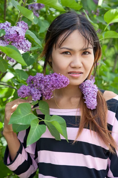 Hermosa mujer tailandesa con tirantes —  Fotos de Stock