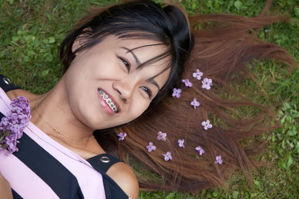 Thailändische Frau mit einem breiten Lächeln — Stockfoto
