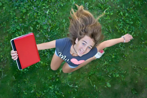 Εφηβικό κορίτσι με το κόκκινο lap-top — Φωτογραφία Αρχείου