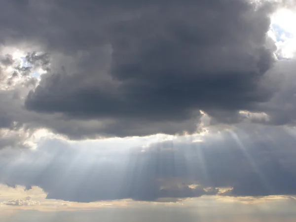 Koyu gri bulutlar gökyüzünde — Stok fotoğraf