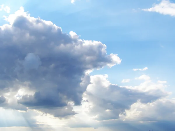 Тёмные облака в голубом небе — стоковое фото