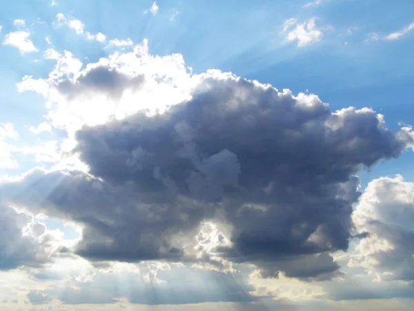 Темные и легкие облака в небе — стоковое фото