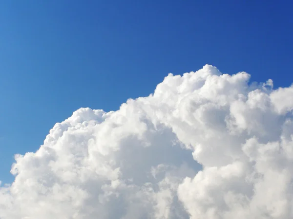 Mavi gökyüzünde büyük beyaz bulut — Stok fotoğraf