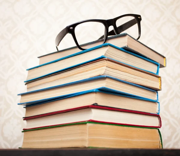 书籍和眼镜 — 图库照片