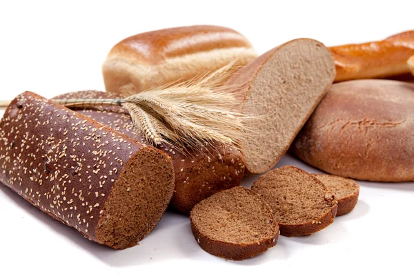 Beyaz ve kahverengi ekmek — Stok fotoğraf