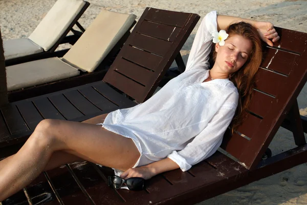 Kobieta relaksująca się na plaży — Zdjęcie stockowe
