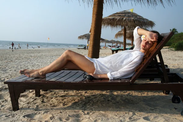 Frau entspannt sich am Strand — Stockfoto