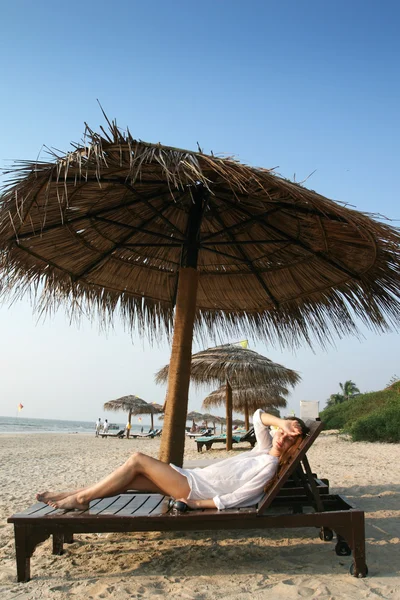 Γυναίκα χαλαρώνει στην παραλία — Φωτογραφία Αρχείου