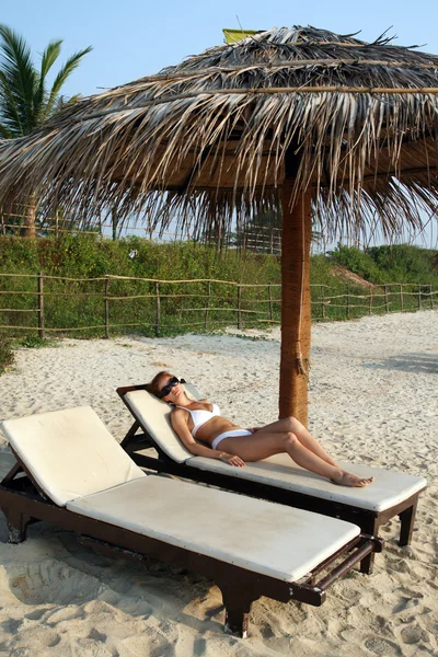 Женщина отдыхает на пляже — стоковое фото