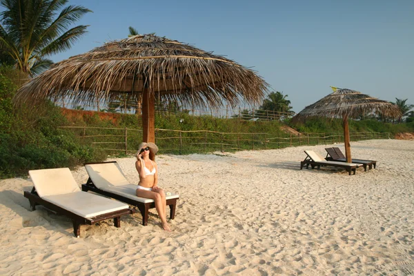 Mulher relaxante na praia — Fotografia de Stock