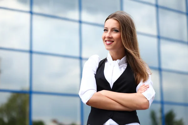 Geschäftsfrau in der Nähe von Bürogebäude — Stockfoto