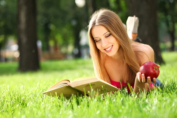 Mujer en el parque con libro —  Fotos de Stock