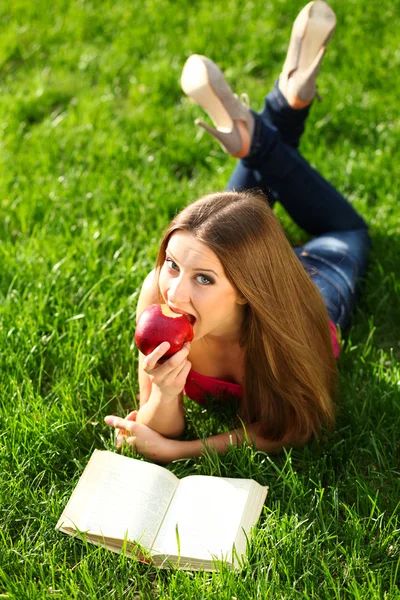 Frau im Park mit Buch — Stockfoto