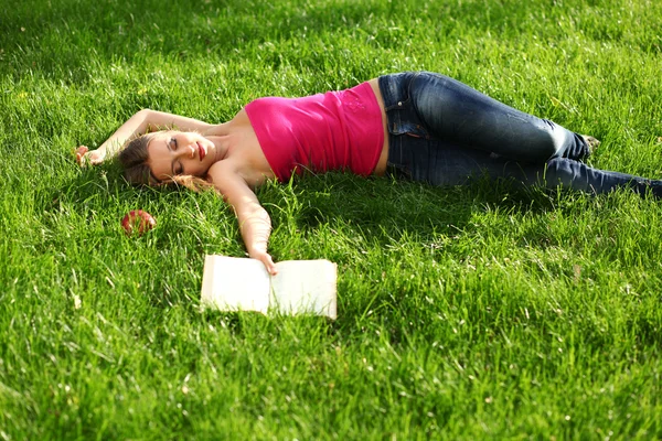 Frau im Park mit Buch — Stockfoto
