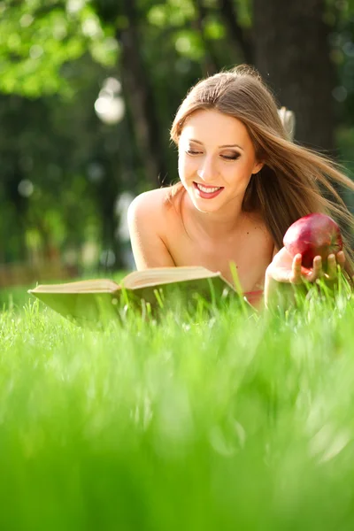 Vrouw in het park met boek — Stockfoto