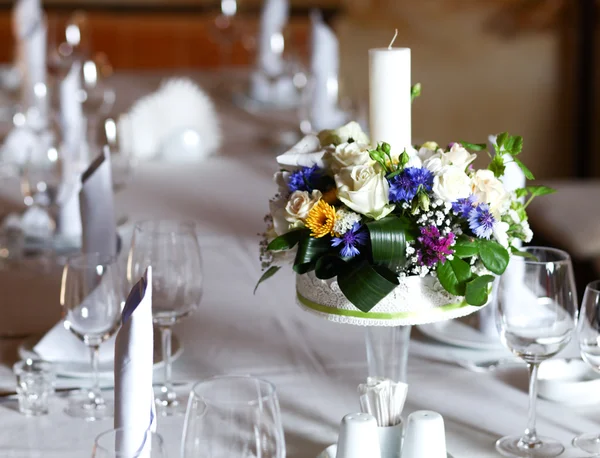 Blommor på bordet — Stockfoto
