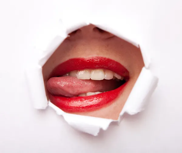 Lippen uit paper gat — Stockfoto