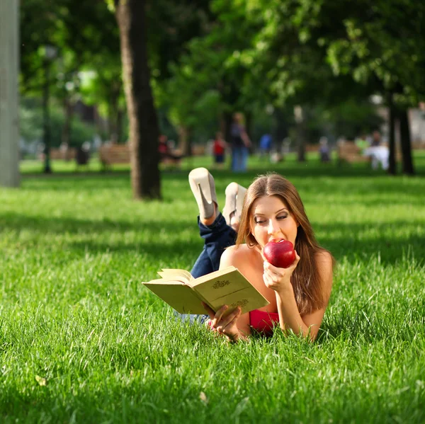 Жінка в парку з книгою — стокове фото