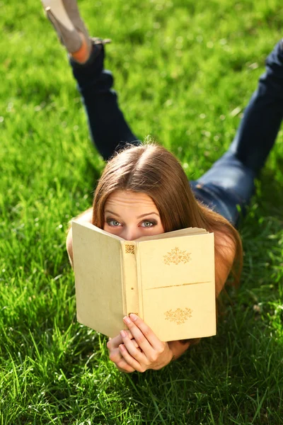 Donna nel parco con libro — Foto Stock