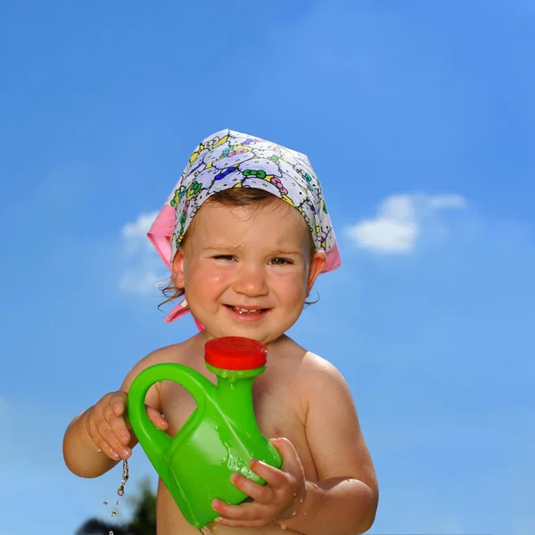Oyuncak kepçe ile küçük kız — Stok fotoğraf