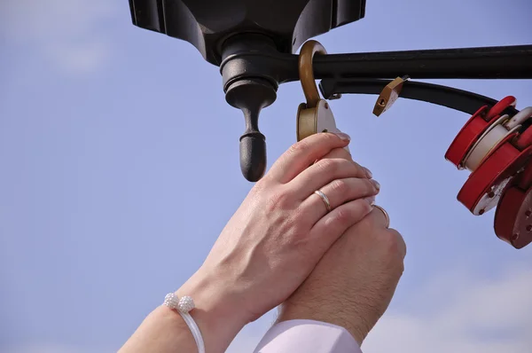 Yeni evli çift eller için tutmak için ve bir fener kilitlendiğinde yukarı asmak bir