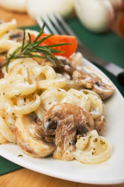 İtalyan funghetti makarna champignon mantar ile