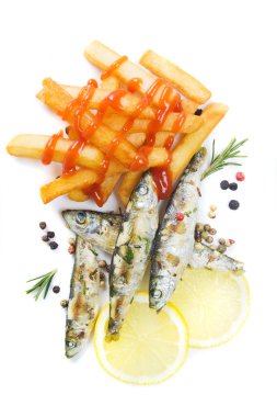 ızgara balık ve patates kızartması üzerine beyaz izole