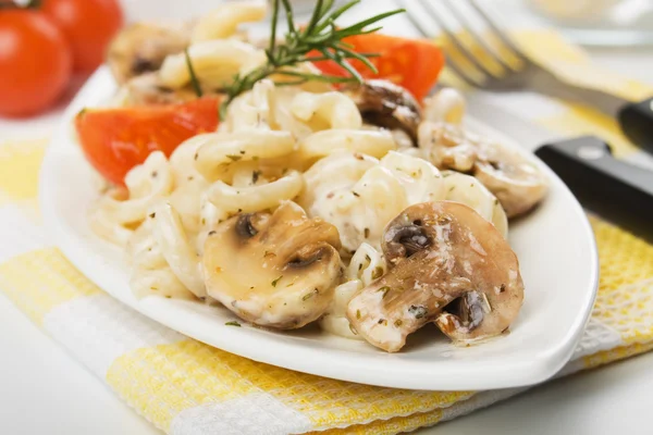 Champignon Pilze mit Pasta — Stockfoto