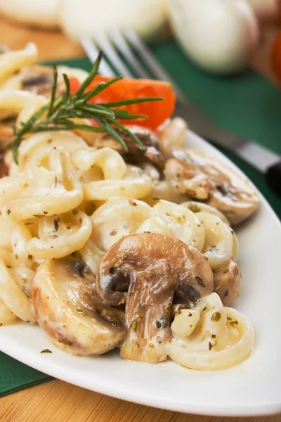 Macarrão de funghetti italiano com cogumelos champignon — Fotografia de Stock