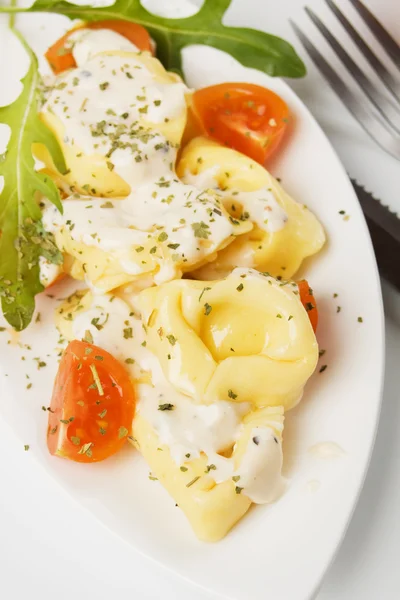 Паста Тортелліні з сирним соусом — стокове фото