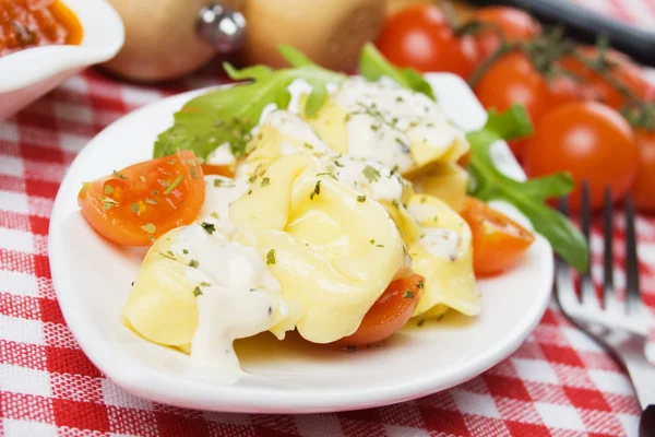 Tortellin pasta with cheese sauce — Stock Photo, Image