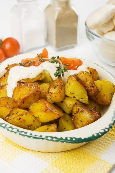 Жареный картофель со сливочным соусом — стоковое фото
