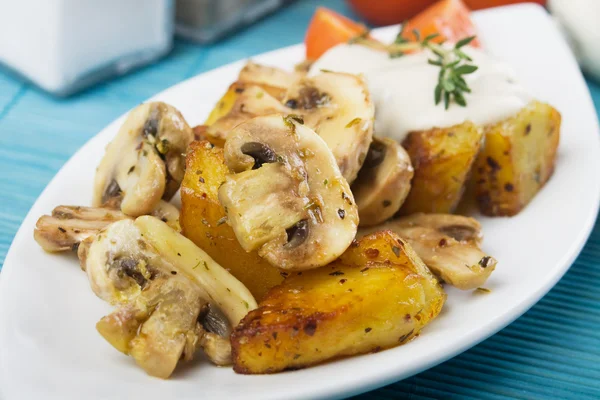 Funghi Champignon con patate al forno — Foto Stock