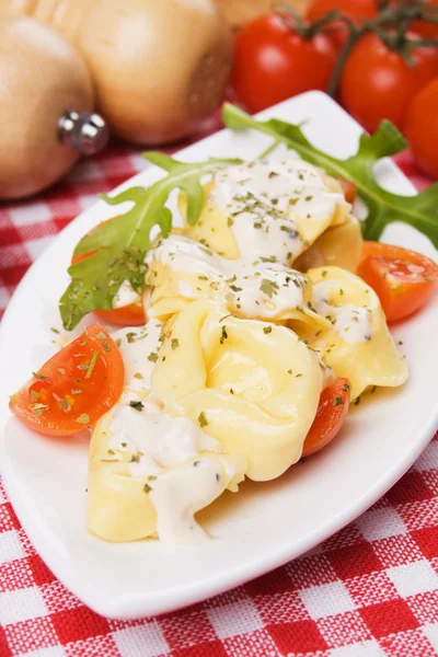 Tortellini makarna peynir sosu ve domates ile — Stok fotoğraf
