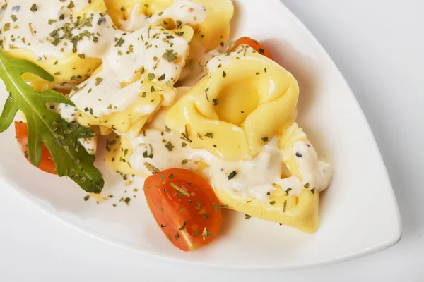 Tortellini těstoviny v sýrové omáčce — Stock fotografie