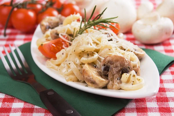 Makaron funghetti z mushroms biały — Zdjęcie stockowe